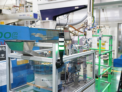 嵌件埋入自動化